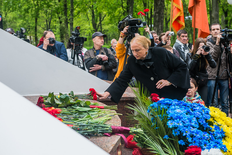 До пам'ятного знаку жертвам чорнобильської катастрофи поклали квіти