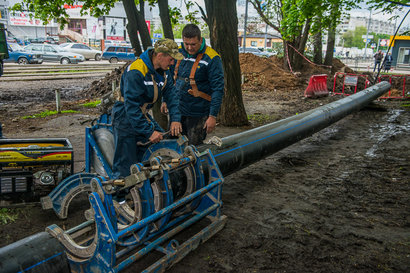 На проспекті Тракторобудівників міняють магістральний трубопровід