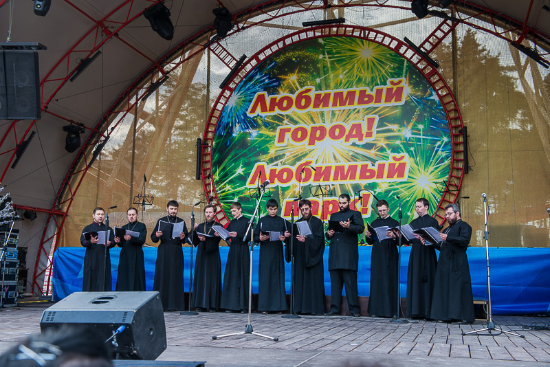 На честь свята Великодня в парку Горького відбувся великий хоровий концерт