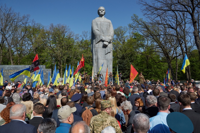 Харків'яни поклали квіти до Меморіалу Слави