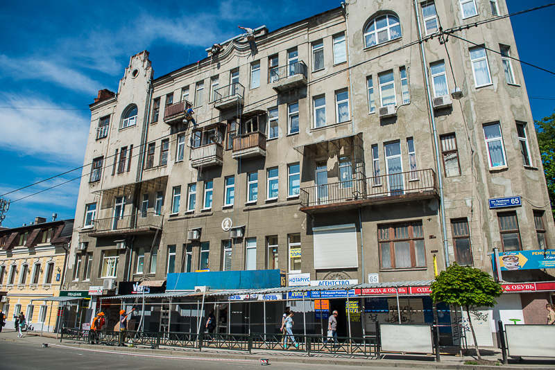 На вулиці Пушкінській ремонтують будинок 30-х років