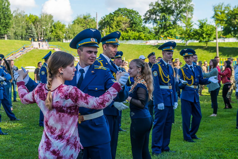 Три тисячі людей станцюють вальс на площі Свободи