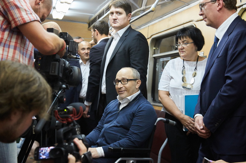 Геннадій Кернес проїхав в першому поїзді зі станції метро «Перемога»