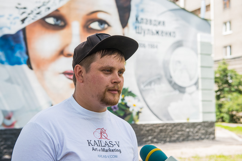 На Московському проспекті з'явилися два портрети Клавдії Шульженко