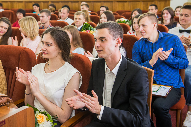 Геннадій Кернес вручив премії переможцям конкурсу молодіжних проектів