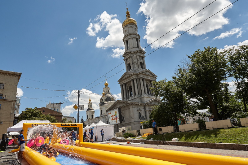 На Соборному узвозі працює велика водна гірка