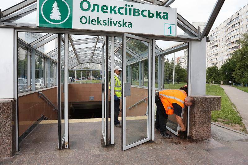 До Дня міста в Харкові відремонтують виходи з кількох станцій метро