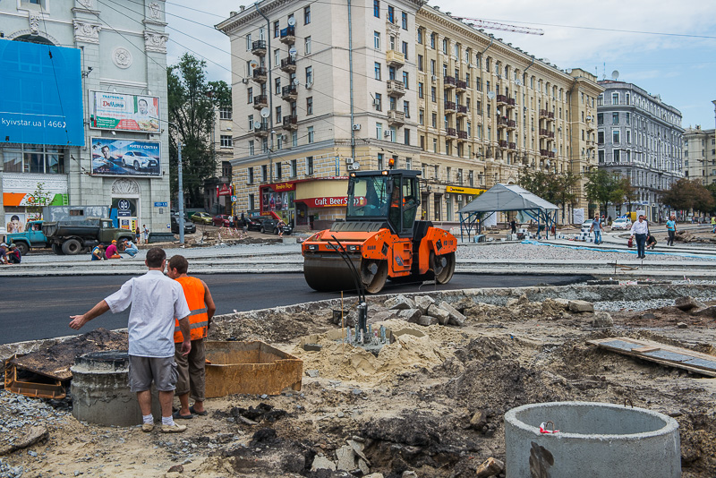 На Павлівському майдані йдуть активні будівельні роботи - 4