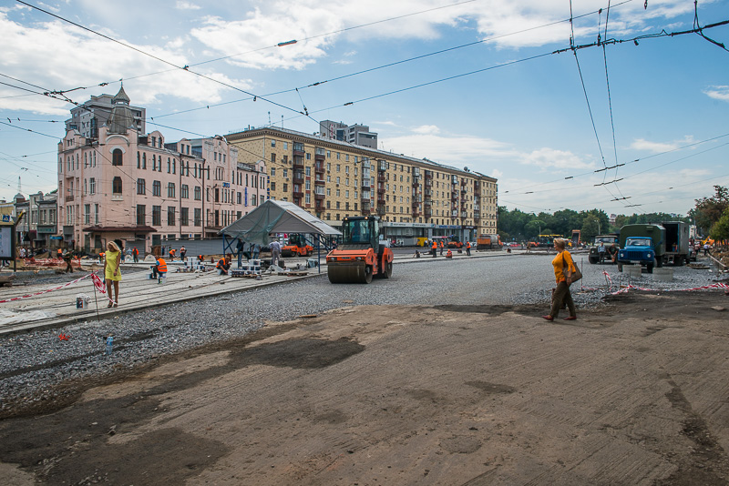 На Павлівському майдані йдуть активні будівельні роботи - 18