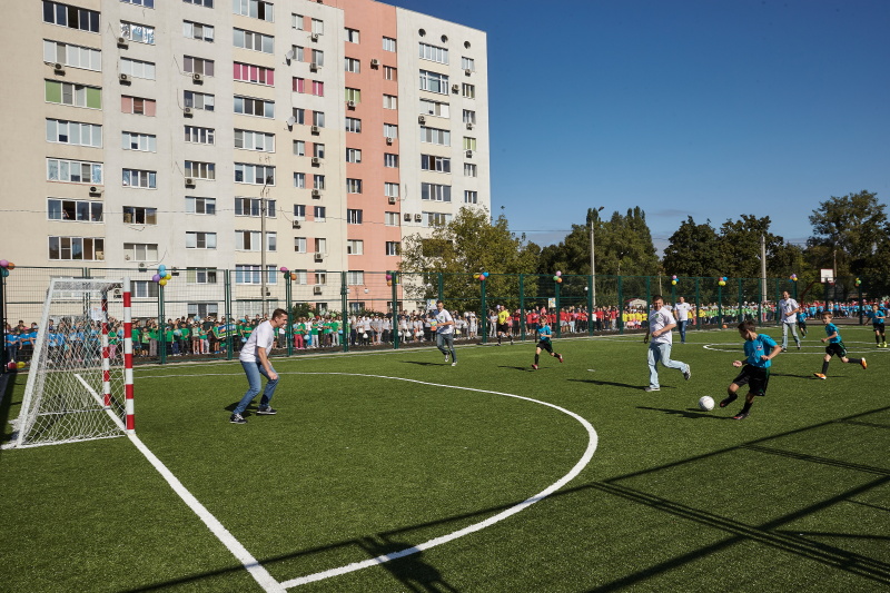 Представники міської ради зіграли зі школярами у футбол