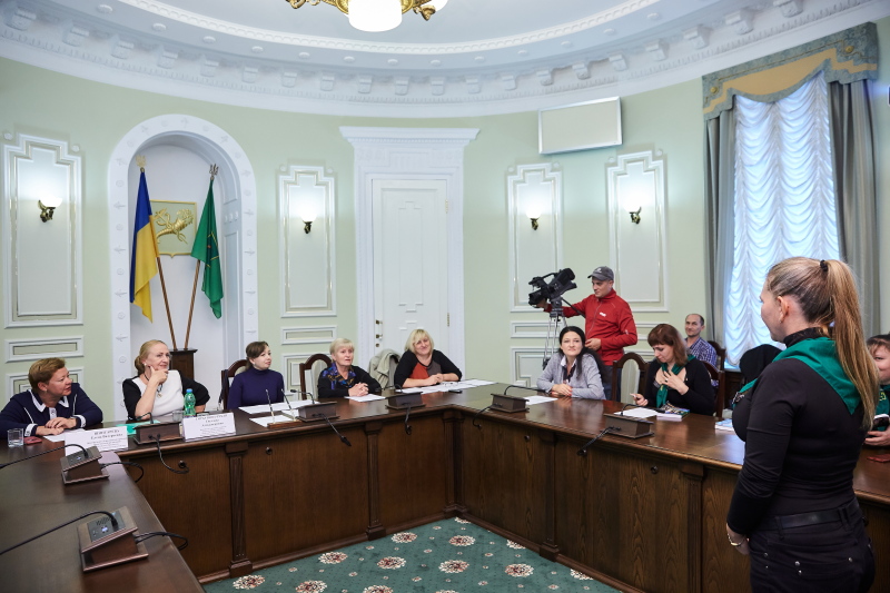 Працівники соціальних установ склали іспит з жестової мови - 11