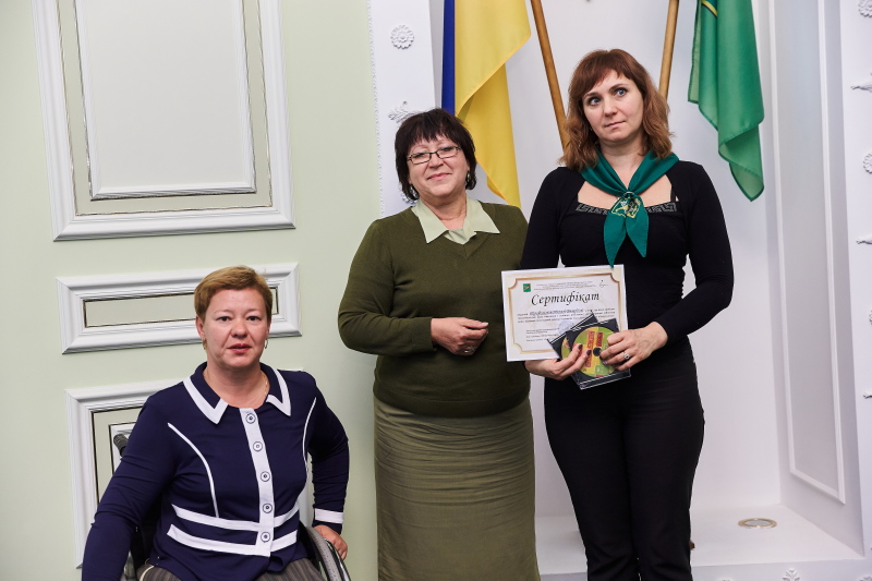 Працівники соціальних установ склали іспит з жестової мови - 27