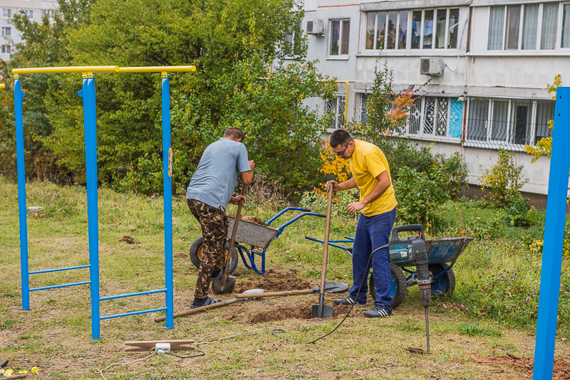 На Північній Салтівці на прохання жителів встановлюють спортмайданчики