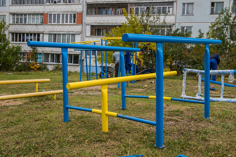 На Північній Салтівці на прохання жителів встановлюють спортмайданчики
