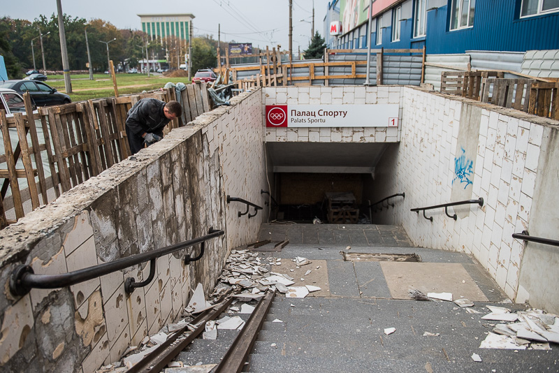 На станції метро «Палац спорту» ремонтують виходи - 8