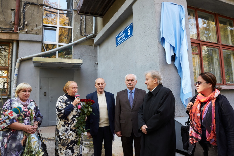 У Харкові відкрили меморіальну дошку педіатра Юрію Бєлоусову