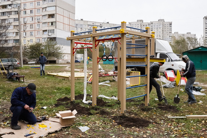 У Московському районі встановили ще один дитячий майданчик