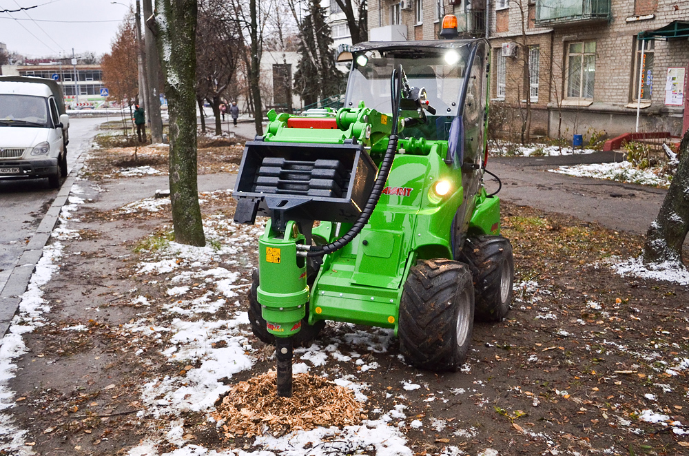 У «Харківзеленбуда» з'явився перший багатофункціональний мінітрактор - 8