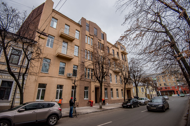 На майдані Героїв Небесної сотні відремонтували фасад столітнього будинку