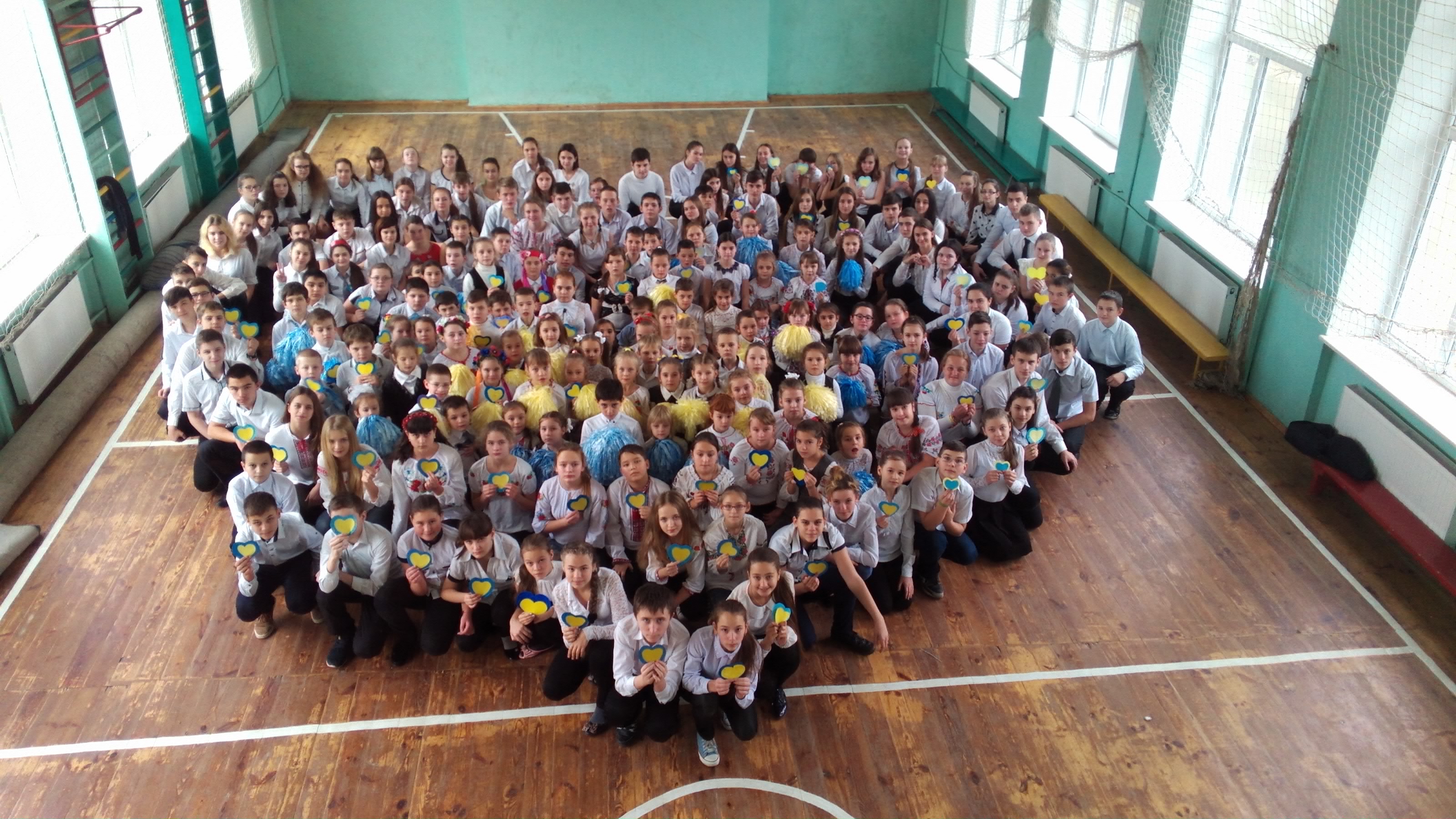 У Харкові школярі провели фотофлешмоб #Гідністьтасвобода