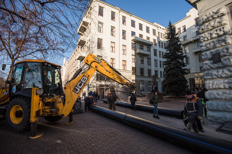 На вулиці Сумській міняють труби за новою технологією