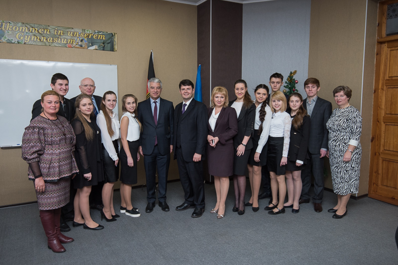 Посол і Генконсул Німеччини подивилися, як здають німецьку харківські школярі