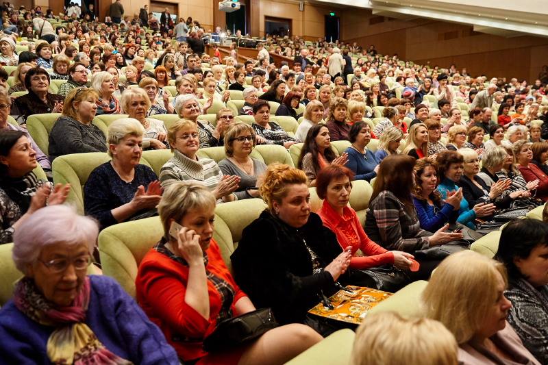 Геннадій Кернес привітав жінок Новобаварського і Холодногірського районів з 8 Березня - 4