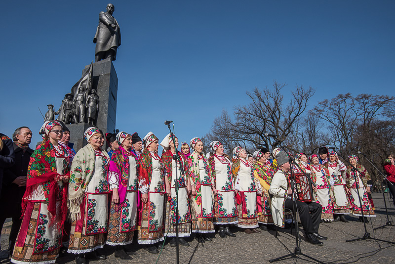 Харків'яни поклали квіти до пам'ятника Тарасові Шевченку
