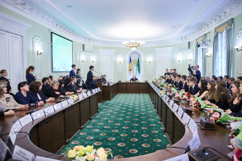 Геннадій Кернес нагородив кращих учнів року - 1