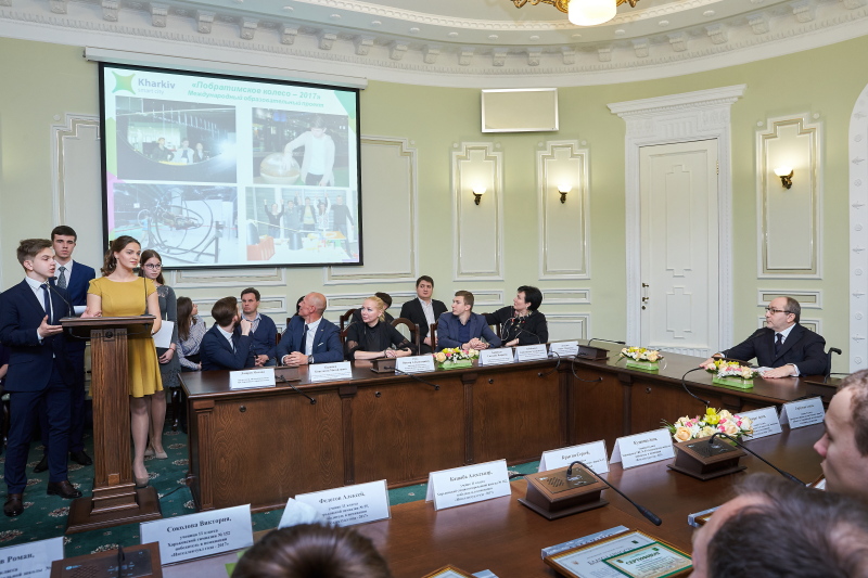 Геннадій Кернес нагородив кращих учнів року - 2