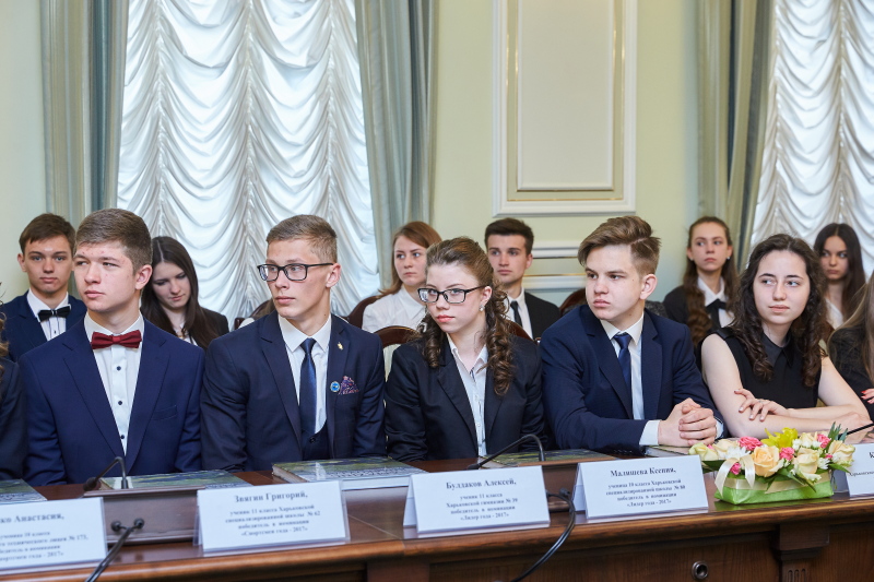 Геннадій Кернес нагородив кращих учнів року - 5