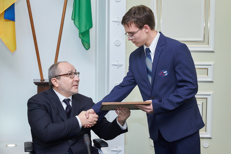 Геннадій Кернес нагородив кращих учнів року - 8