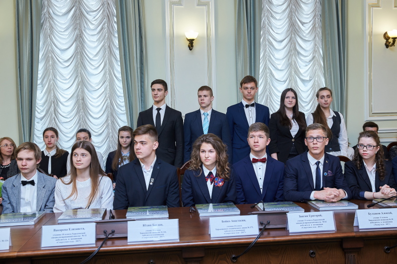 Геннадій Кернес нагородив кращих учнів року - 11