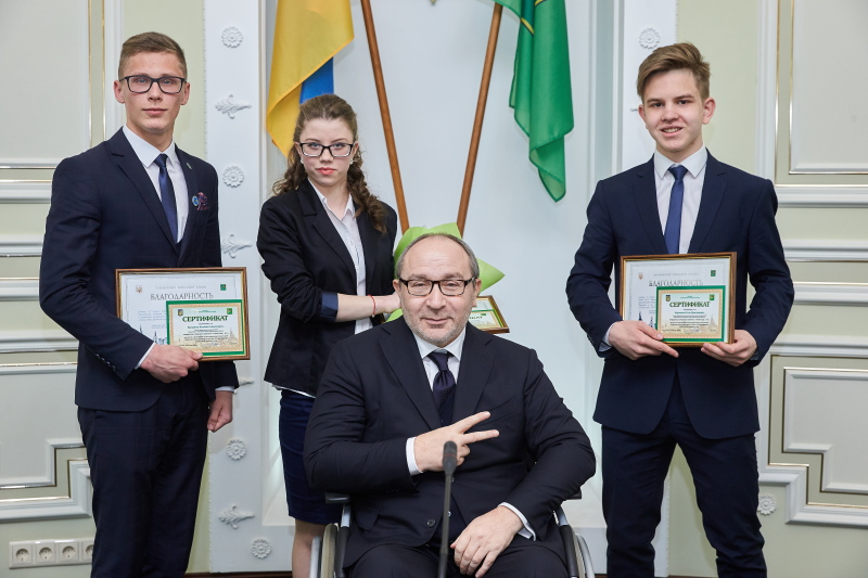 Геннадій Кернес нагородив кращих учнів року - 13