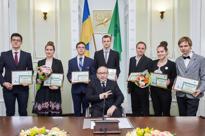 Геннадій Кернес нагородив кращих учнів року - 15