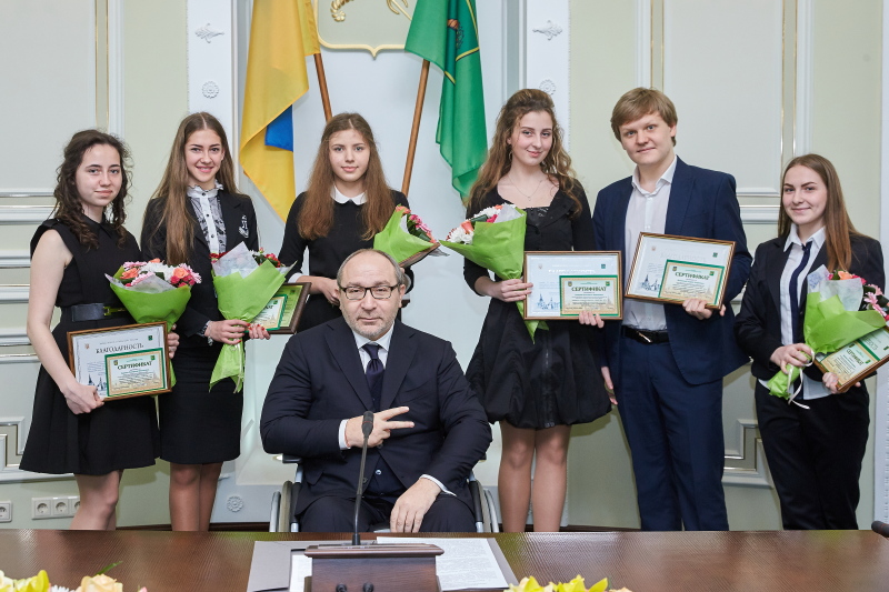 Геннадій Кернес нагородив кращих учнів року - 19