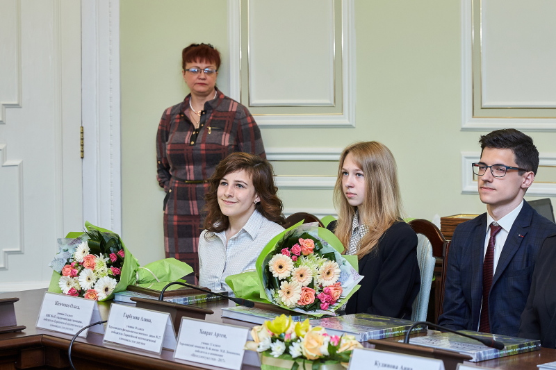 Геннадій Кернес нагородив кращих учнів року - 22