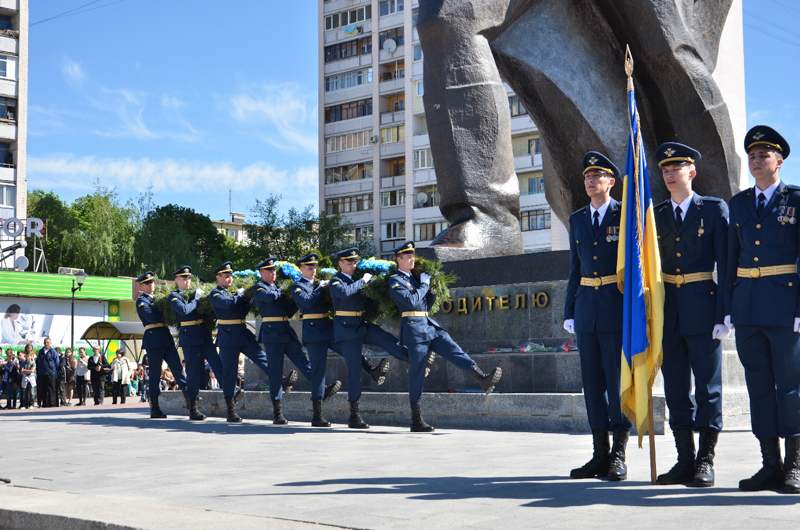 Харків'яни поклали квіти до пам'ятника Воїну-визволителю