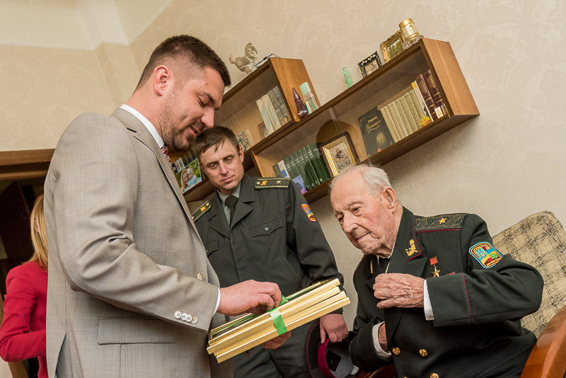 Герой Радянського Союзу Федір Пуртов приймає вітання з Днем Перемоги - 1