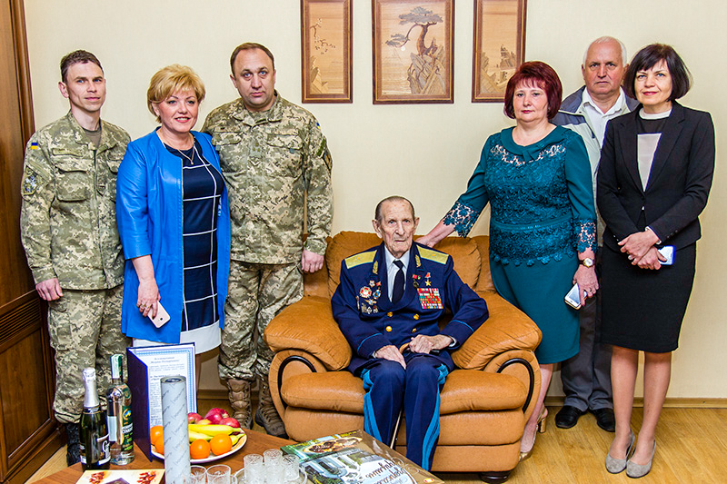 Легендарного льотчика привітали з Днем Перемоги