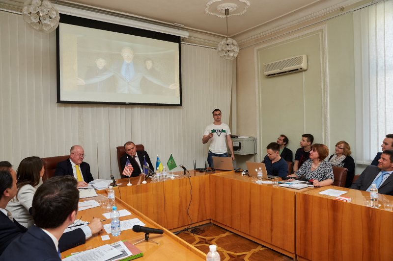 Джон Хувейн зустрівся зі студентами університету радіоелектроніки