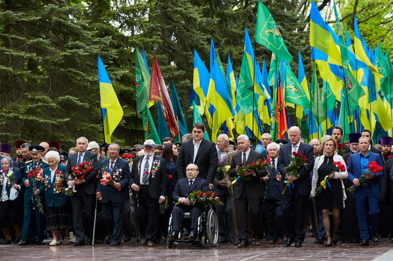 Харків'яни поклали квіти на Меморіалі Слави - 2