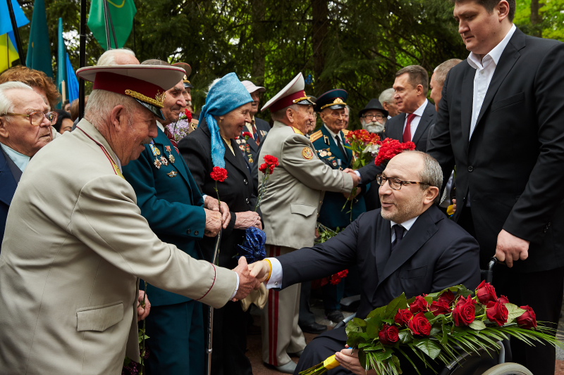 Харків'яни поклали квіти на Меморіалі Слави - 3