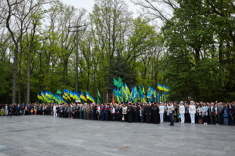 Харків'яни поклали квіти на Меморіалі Слави - 6
