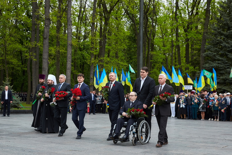 Харків'яни поклали квіти на Меморіалі Слави - 7