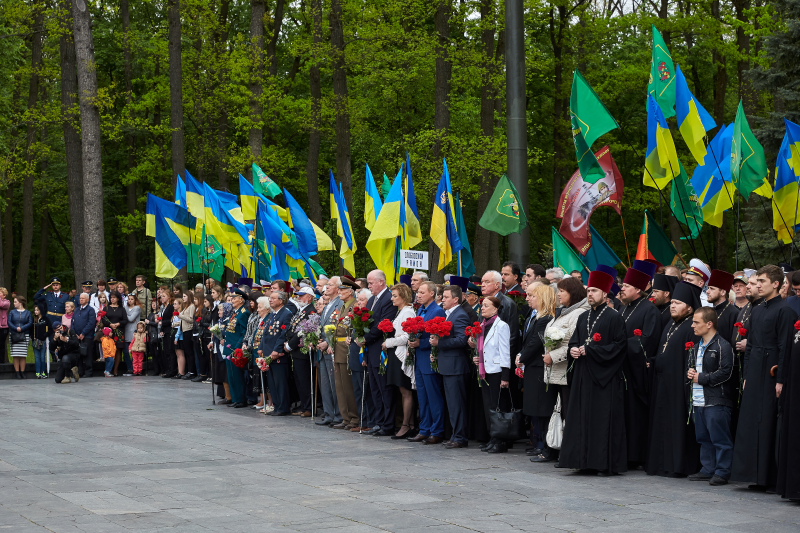 Харків'яни поклали квіти на Меморіалі Слави - 8