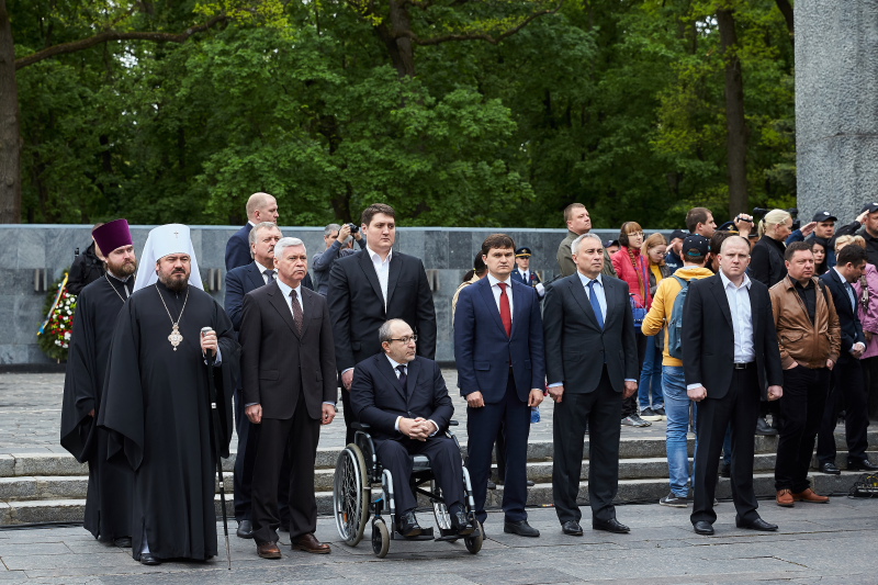 Харків'яни поклали квіти на Меморіалі Слави - 10