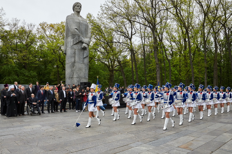 Харків'яни поклали квіти на Меморіалі Слави - 11