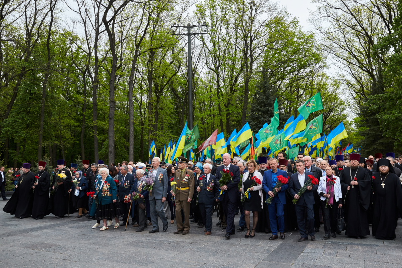 Харків'яни поклали квіти на Меморіалі Слави - 12