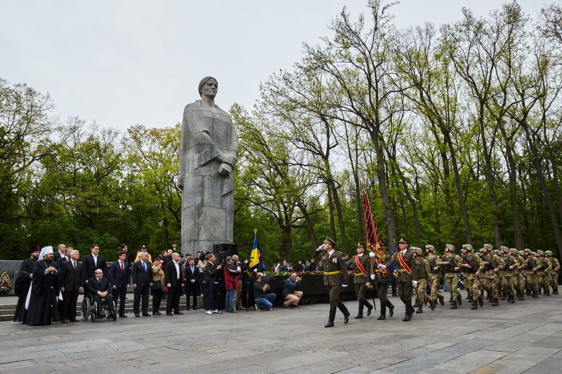 Харків'яни поклали квіти на Меморіалі Слави - 13